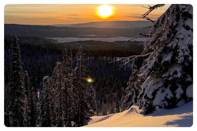 Picture of a sunset over the mountains in winter. 